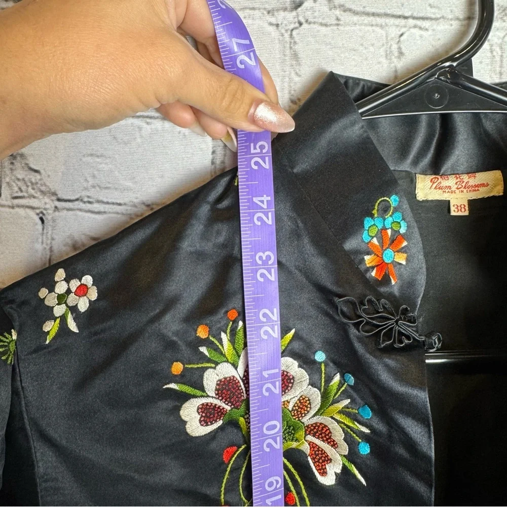 VTG Chinese Plum Blossoms Silk Hand Embroidery Floral Jacket Black Sz Medium/38 - Picture 11 of 11